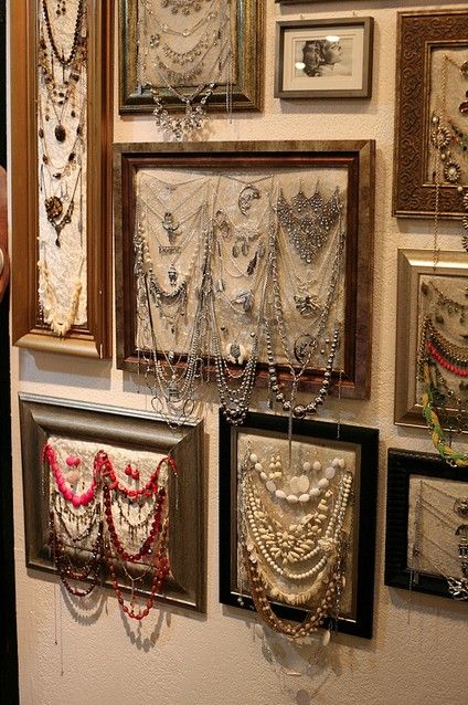 I love this! Walking Closet, Diy Jewelry Display, Framed Pictures, Craft Show Displays, Booth Display, Display Storage, Jewelry Display, Accessory Organization, Display Ideas