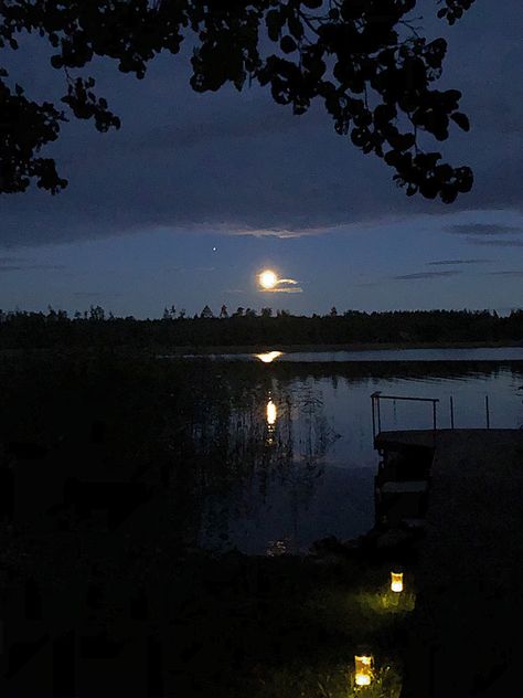 Lake Aesthetics Night, Woods At Night Aesthetic, Dark Lake Aesthetic, Pond At Night, Water At Night, Lake At Night, Lake Night, Story Wattpad, Night Lake