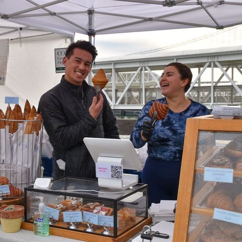 Farmers Market Sweets, Dessert Booth Display, Baked Goods Display Ideas Farmers' Market, Farmers Market Bakery Setup, Bakery Pop Up Shop Display Ideas, Baked Goods Display Ideas, Cookie Market Display, Farmers Market Bakery Display Ideas, Farmers Market Baked Goods Display