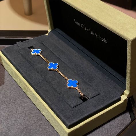 Van Cleef Arpels Aesthetic, Van Cleef Stack, Van Cleef Aesthetic, Cleef And Arpels Jewelry, Arpels Van Cleef, Jewelry Van Cleef, Jewelry Gold Bracelet, Gold Vans, Old Money Outfit