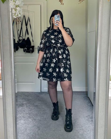 Black Boots Outfit Plus Size, Alternative Plus Size Outfits, Plus Size Edgy Fashion, Plus Size Edgy, Grunge Plus Size, Doc Marten Boots, Black Boots Outfit, Doc Martens Outfit, Black And Silver Dress