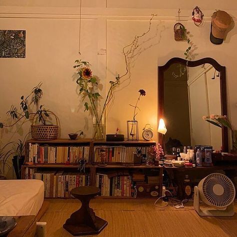 Books Room Decor, Room Inspiration Bathroom, Books Decoration Ideas, Eclectic Vintage Bedroom, Plants In Living Room, Cozy Room Ideas, Books Room, Calm Room, Cozy Rooms