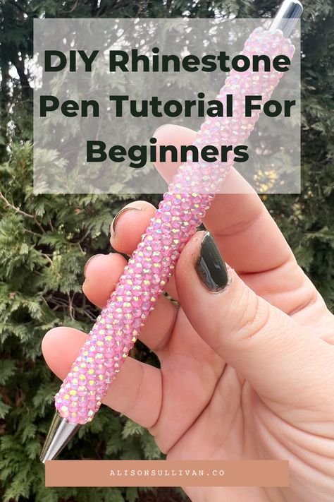 Rhinestone Decor Diy, Diy Glitter Pens Epoxy, Diy Rhinestone Pen, Bling Pens Diy, Things To Do With Rhinestones, How To Make Cute Pens, Beaded Pens Patterns, How To Make Rhinestone Tumbler, Crafts With Rhinestones