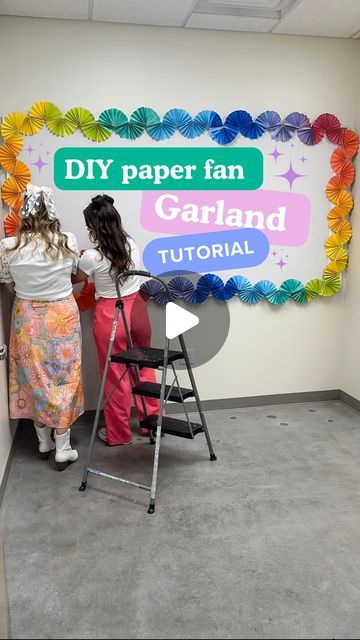 Stephanie Osmundson & Loreal Hemenway on Instagram: "We are on the edgeeeee of something GORGEOUS!! It’s these paper fan borders BUT with a stunning ombre twist!!💖✌🏻🌼🌈✨  We used these leftover spray paint and some white cardstock paper to create the ULTIMATE BORDER… we especially love it paired with our new bulletin board kit! 🤩🤩🤩  Save this video to recreate later and COMMENT “BOARD” for a link to this resource 🔗👍🏻✨  #hack #tutorial #diy #teacherhack #classroomdiy #decoratewithme #classroomtransformation #bulletinboard #bulletinboardideas #iteach #iteachtoo #teachersfollowteachers #bulletinboardkit #astrobirght #paperfans #paperfangarland #rainbowdecor" Diy Teaching Resources, Diy Class Decoration Ideas, Classroom Decor Wall Ideas, Paper Fan Bulletin Board Border, Streamer Bulletin Board Border, Bulletin Borders Ideas, Construction Paper Bulletin Board, Diy Teacher Bulletin Board, How To Make Your Own Bulletin Board Border