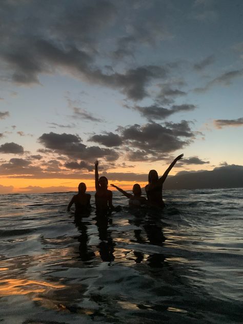 Friends Posing, Love Or Hate, Best Vacation Spots, Beach Friends, Sky Sunset, Beach Swimming, Foto Ideas Instagram, Summer Feeling, Summer Dream