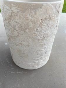 Plaster Pots Diy, Faux Terra Cotta Pots, How To Make Cement Pots, Farmhouse Flower Pots, Diy Painted Vases, Aging Terra Cotta Pots, Vases Diy, Pots Diy, Diy Concrete Planters