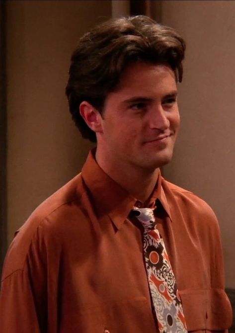 Chandler Bing Hair, Young Chandler Bing, Matthew Perry Friends, Autumn Icons, Chandler Friends, Friends Best Moments, Chan Chan, Friends Scenes, Friends Poster