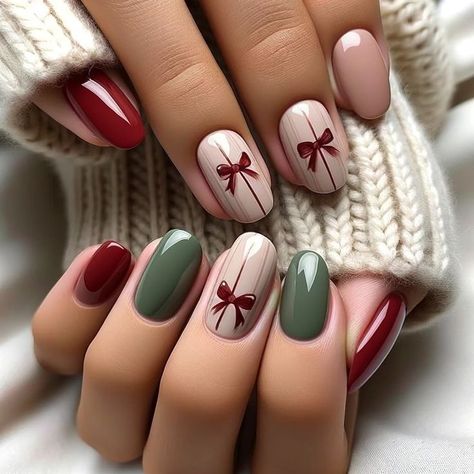 Christmas is a time of joy, warmth, and togetherness. While we decorate our homes and dress up for the season, why not add some holiday cheer to your nails as well? Simple Christmas nails are an easy and fun way to show off your festive spirit. Whether you’re getting ready for a cozy family gathering or a stylish office party, simple Christmas nails can be the perfect accessory. Simple Xmas Nails Red And Green, Christmas Nails Gift Design, Christmas Themed Gel Nails, Nail Red Ideas, Nail Idea Christmas, Nails Idea For Christmas, Nail Art Ideas For Christmas, Cute Nails Christmas Simple, Christmas Ideas For Nails