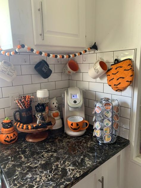 Cute Halloween House Decorations, Fall Mobile Home Decor, Halloween Home Decorations Diy, Halloween Aesthetic House Decor, Halloween Decorations Studio Apartment, Cute Halloween Kitchen Decor, Fall Decor Ideas For Small Kitchen, Small Kitchen Halloween Decor, Halloween Decorations Small House