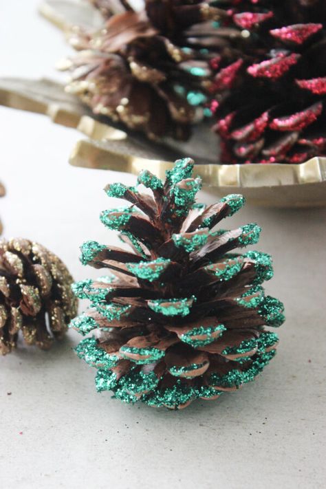 Painted Pine Cone Craft Ideas To Do For holidays: #pineconeideas #pineconecrafts Glitter Pinecone Ornaments, Glitter Pinecones Diy, Pinecone Ornaments For Kids, Painting Pinecones Diy, Pinecone Succulents, Paint Pinecones, Glitter Pinecones, Pine Cone Craft, Excersise Outfits