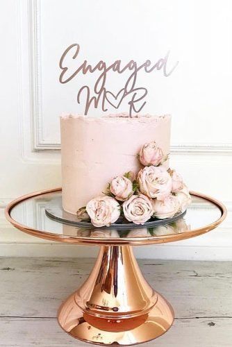 Best Engagement Party Cakes Ideas And Tips ★ engagement party cakes engaged cake topper Party Cakes Ideas, Engagement Party Recipes, Engagement Party Decorations Diy, Engagement Brunch, Backyard Engagement Parties, Engagement Party Diy, Engagement Party Themes, Engagement Party Cake, Engagement Themes