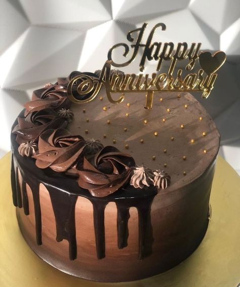 Chocolate Anniversary Cake, Chocolate Birthday Cake Decoration, Birthday Cake Decorating Ideas, Chocolate Cake Designs, Simple Cake Designs, Chocolate Cake Decoration, Creative Cake Decorating, Cake Decorating Frosting, Cake Decorating Ideas