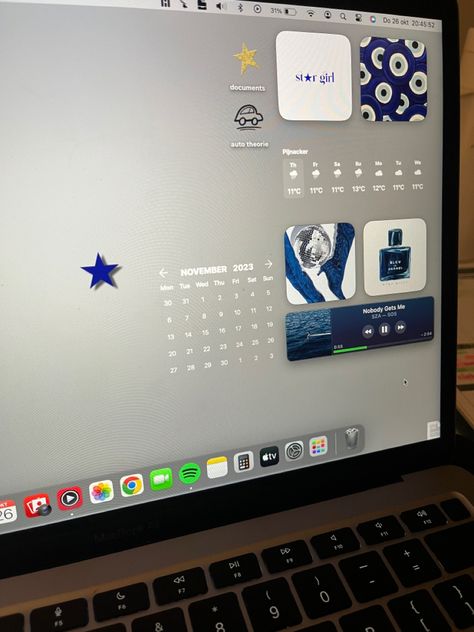 #blue #macbook #widget #aesthetic Macbook Design Ideas, Macbook Ideas Wallpaper, Computer Homescreen Aesthetic, Aesthetic Mac Setup, Mac Layout Aesthetic, Mac Homescreen Ideas, Macbook Air Widgets, Macbook Aesthetic Layout, Pc Homescreen Ideas