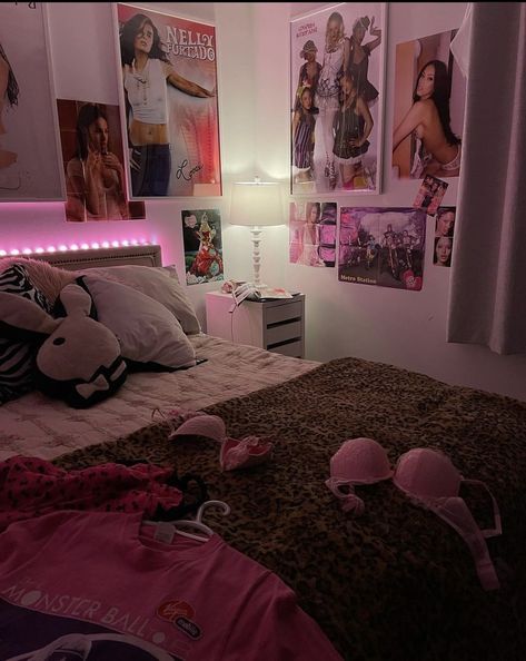 Y2k Room Ideas, 2000s Bedroom, Hot Pink Room, 2000s Room, Y2k Bedroom, Hippie Room, Y2k Room, Decor Ideas Bedroom, Chill Room