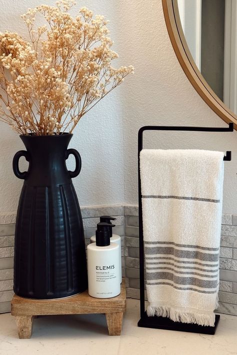 Neutral Bathroom Decor, Bathroom Sink Decor, Guest Bathroom Decor, Towel Stand, House Interior Decor Ideas, Restroom Decor, Bathroom Decor Apartment, Brown Bathroom, Bathroom Counters