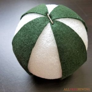 Fabric Covered Styrofoam Balls, Styrophome Ball Crafts, Styrofoam Balls Christmas Ornaments, Football Ornaments Diy, Styrofoam Ball Crafts Christmas, Kimekomi Ornaments Tutorials, Foam Ball Crafts, No Sew Quilted Ornaments, Styrofoam Ball Ornaments