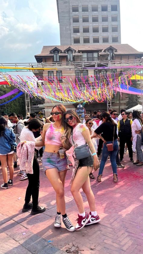 Festival of colours Holi Outfits Women Aesthetic, Aesthetic Holi Outfits, Holi Aesthetic Photos, Holi With Friends Aesthetic, Holi Aesthetic Outfits, Holi Pic Ideas, Outfits For Holi, Holi Pics Photo Ideas, Festive Photo Ideas