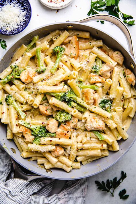 Make this easy weeknight dinner Chicken Broccoli Ziti recipe coated in delicious creamy sauce in just under 30 minutes! Ziti Alfredo, Chicken Broccoli Ziti, Chicken Ziti, Chicken Broccoli Pasta, Pasta With Chicken, Ziti Pasta, Ziti Recipes, Broccoli Alfredo, Chicken And Broccoli