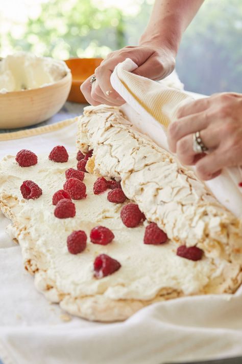 Dessert Roll Ups, Pavlova Recipes, Raspberry Roulade, Roulade Recipe, Meringue Desserts, Bigger Bolder Baking, Cake Roll Recipes, Pavlova Recipe, Swiss Roll