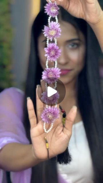 Haldi Floral Jewelry Real Flowers, Real Flower Jewellery For Haldi Bridal, Real Flower Hairstyle, Fresh Flowers Jewellery, Haldi Jewellery Bridal Flowers, Real Flower Jewellery For Haldi, Floral Jewellery For Haldi, Floral Hairstyles, Diy Engagement Decorations