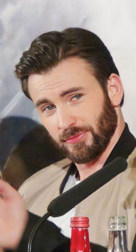 Cap Shield, Chris Evans Beard, Christopher Robert Evans, Hot Hero, Christopher Evans, Cute Guy Pics, Captain My Captain, Robert Evans, Chris Evans Captain America