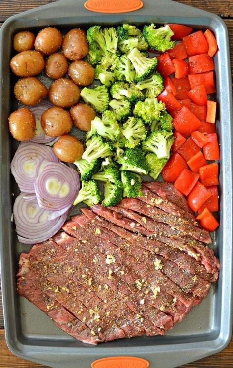 Sheet Pan Flank Steak, Roasted Garlic Potatoes, Garlic Roasted Potatoes, Sheet Pan Suppers, Sheet Pan Dinners Recipes, Garlic Potatoes, Pan Dinners, God Mat, Think Food