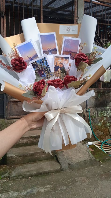 Gift Bouquet For Boyfriend, Bouquet Of Gifts For Him, Polaroid Gifts Ideas, Flower Bouquet Artificial, Diy Bouquet For Boyfriend, Flower Bouquets For Boyfriend, Polaroids Gift Ideas, Boyfriend Flowers Gift, Flower Bouquet With Pictures