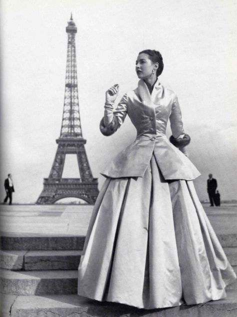 Christian Dior "Corolle" Collection, 1947 Dior New Look, Vogue Vintage, Dior Collection, Carmen Miranda, Patrick Demarchelier, Look Retro, Paris Mode, Dior Vintage, Christian Dior Couture