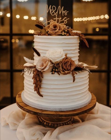 Rustic Looking Wedding Cakes, Rustic Boho Cake Design, Rustic Wedding Cake Terracotta, Wedding Cake Ideas Autumn, October Wedding Cake 2 Tier, Rustic Wedding Cake Burnt Orange, Southern Wedding Cakes Rustic, Plain Rustic Wedding Cake, Small Wedding Ideas Western