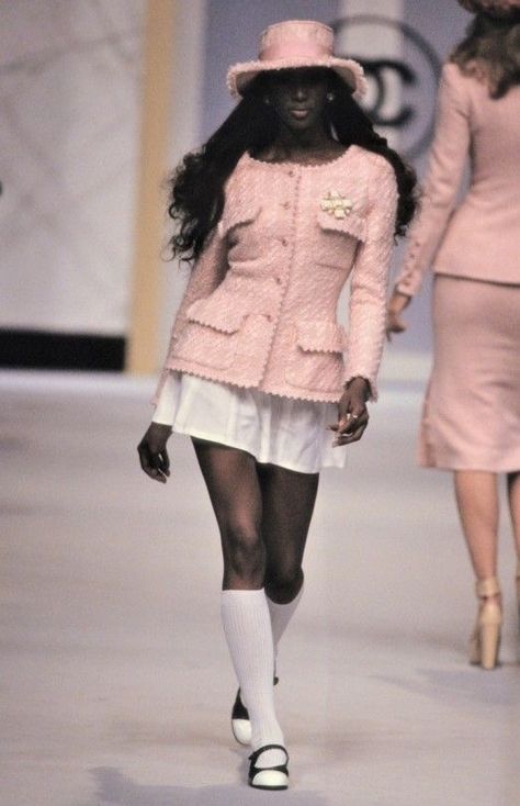 Pink Chanel 1990 1990 Style, Chanel Fashion Show, 90s Runway Fashion, Runway Fashion Couture, Mode Chanel, Runway Outfits, Fashion 90s, 90's Fashion, Black Femininity