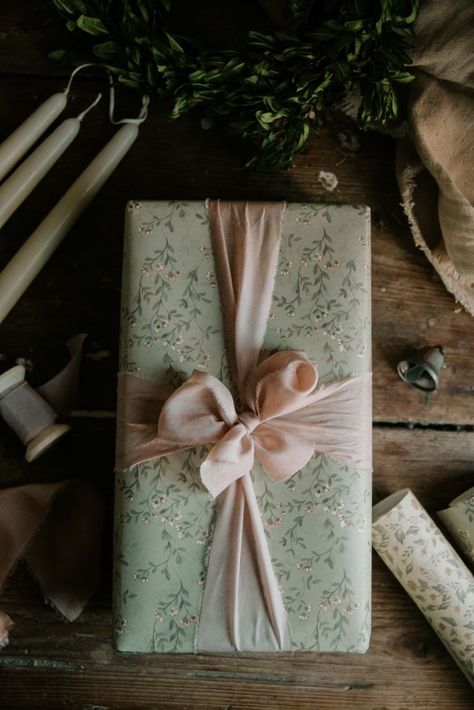 French Gift Wrapping, Sophisticated Gift Wrapping, Nordic Gift Wrapping, Cute Birthday Gift Wrapping, Beautiful Wrapped Gifts, Christmas Present Wrapping Ideas Fancy, Traditional Christmas Gift Wrapping, Cottagecore Gift Wrapping, Aesthetic Birthday Gift Wrapping