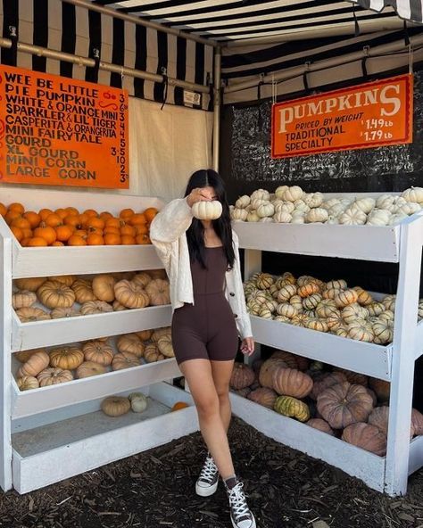 Pumpkin Patch Outfit Ideas, Pumpkin Patch Photoshoot, Pumpkin Patch Pictures, Creepy Halloween Costumes, Patch Outfit, Pumpkin Patch Outfit, Pumpkin Picking, Pumpkin Season, Fall Photoshoot