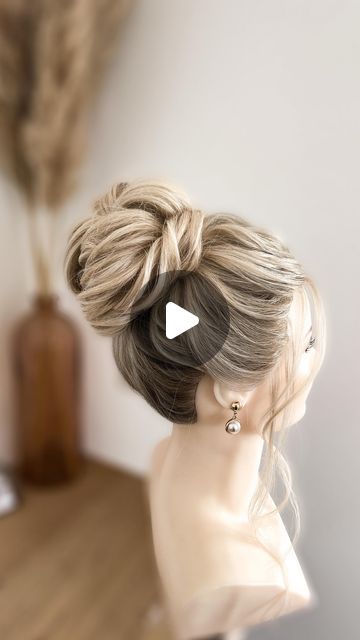 Diy Wedding Hair Updo Step By Step, Easy Wedding Hair Updo Diy, Wispy Updo Romantic, Easy Bride Updo Hairstyles, Hairstyles Bun For Long Hair, Spanish Updo Hairstyles, Medium Length Updo Wedding Tutorial, Bun Updos For Prom, Do Your Own Updo