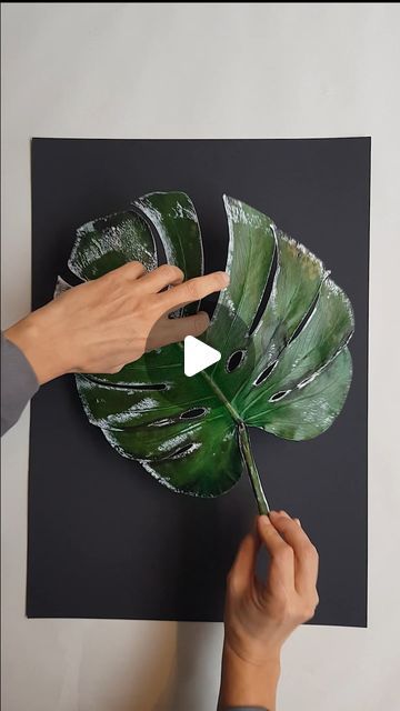 Diy Leaf Painting, Leaf Print Art Diy, Art For The Home, Latest Painting Ideas, Spray Paint Leaves, Leaf Printing Art Ideas, Leaf Printing Art, Plant Painting Ideas, Tropical Plants Painting