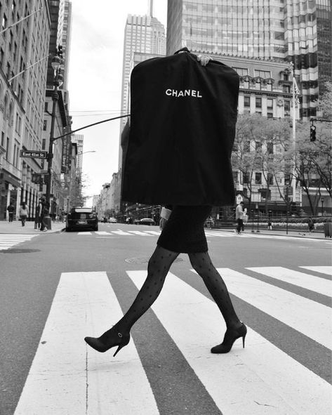 Christie Tyler, Chanel Aesthetic, Vintage Chanel Bag, Chanel Cruise, Model Aesthetic, Black And White Aesthetic, Vintage Vogue, Black N White, Model Life