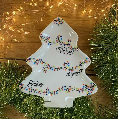 Pottery Painting Ideas Xmas, Christmas Tree Plate Pottery Painting, Christmas Tree Pottery Painting, Paint Your Own Pottery Ideas Christmas, Festive Pottery Painting, Ceramic Tree Painting Ideas, Christmas Pottery Ideas Ceramics Plates, Christmas Ceramic Painting Ideas, Christmas Ceramic Painting