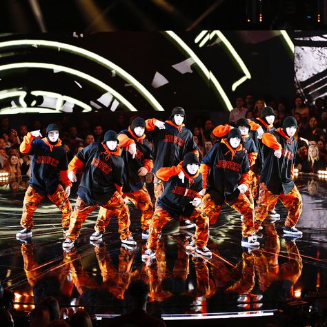 'World of Dance' wraps "The Duels" with 7 acts advancing Jabbawockeez shockingly ousted World of Dance concluded "The Duels" and advanced seven acts to the next round during Tuesday night's broadcast of the new NBC reality competition series executive produced and judged by Jennifer Lopez. #DWTS #AmericasGotTalent #WorldofDance #DerekHough #JenniferLopez #NeYo @WorldofDance Jabawakees Dance, Jabbawockeez Outfit, Dance Crew Outfits, Dance Competitions, Dance Crew, Dancer Photography, World Of Dance, Dance Group, Group Dance