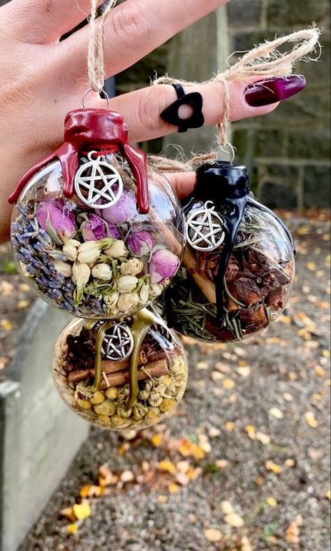 Boho Witchy Kitchen Ideas, Witchy Halloween Crafts, Diy Boho Halloween Decor, Diy Witchy Jewelry, Boho Witchy Decor, Sellable Christmas Crafts, Easy Sellable Crafts, Witch Shop Aesthetic, Witchy Crafts To Sell