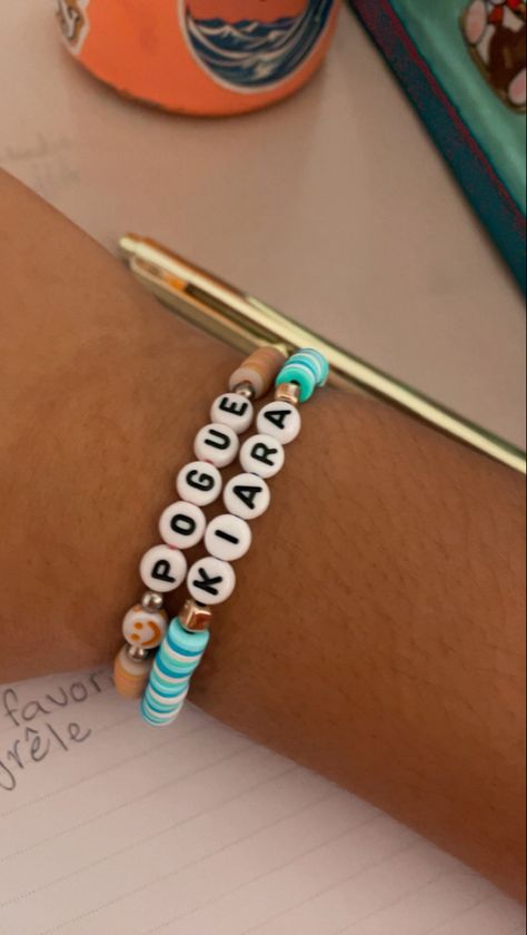 Obx Outer Banks Bracelets Jj, Jj Maybank Clay Bead Bracelet, Obx Inspired Bracelets, Bestie Bracelets, Preppy Jewelry, Bracelet Ideas, Outer Banks, Clay Beads, Serie Tv