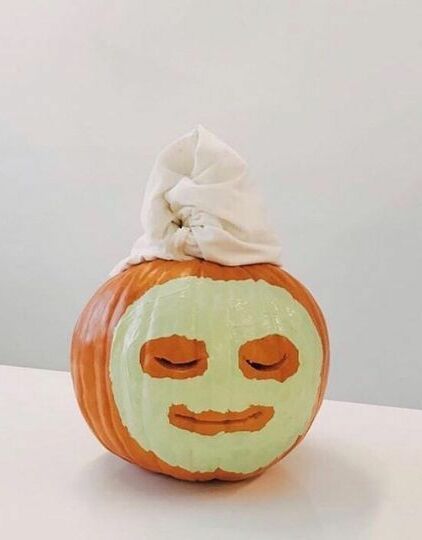 Spa pumpkin with facial mask. Spa Vibes, Halloween Pumpkins Carvings, Pumpkin Design, Painted Pumpkins, Pumpkin Decorating, Fall Fun, A Pumpkin, Dia De Muertos, Holidays Halloween