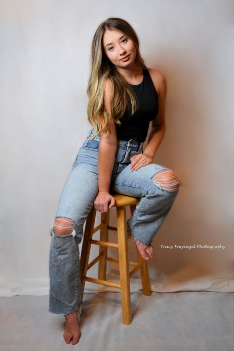 White Backdrop Stool Photoshoot, Model On Chair Photo Shoot, Senior Photos Studio Posing Ideas, Stool Chair Photoshoot, Photoshoot On A Stool, Poses On A Stool Photo Ideas, Stool Sitting Poses, Studio Chair Poses, Poses With Stool Photo Ideas