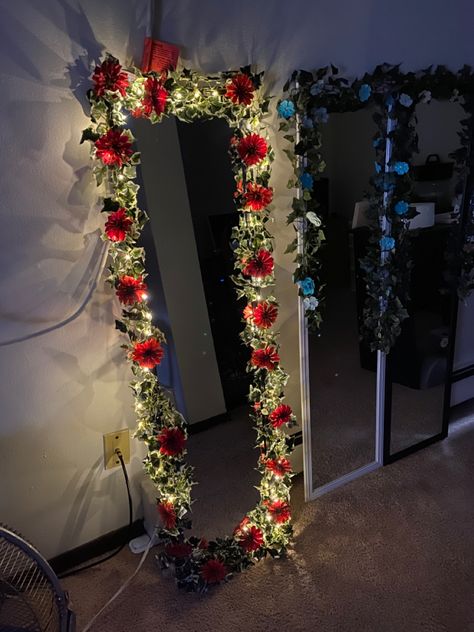 Flower Full Length Mirror, Mirror Decorated With Flowers, Fake Flowers Around Mirror, Fake Flower Mirror, Full Body Mirror Decor, Flowers Around Mirror, Diy Mirror Frame Ideas Bedrooms, Decorating A Mirror, Rose Room Decor