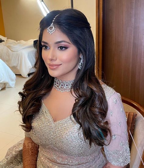 @rounickarimonn on Instagram: “@preethibohara @seemagujraldesign @hairbybarkhaa” Hair Styles Engagement Indian Bridal Makeup, Reception Glam Makeup, Sangeet Night Hairstyle, Desi Engagement Hairstyles, Soft Glam Engagement Makeup, Pakistani Bride Open Hairstyle, Engagement Bride Outfit Indian, Makeup On Green Lehenga, Makeup On White Dress Indian