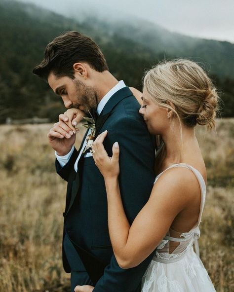 Racy Wedding Photos, Wedding Pics By Lake, Smokey Wedding Photos, Must Have Wedding Photos Couple Romantic, Groom And Father Of The Bride Pictures, Must Have Getting Ready Wedding Photos, Bridal Photoshoot Mountains, Cool Wedding Poses, Wedding Photos In Mountains