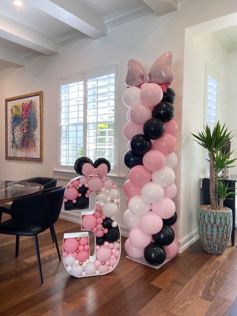 Pink Black And White Minnie Mouse Party, Minnie Mouse Balloon Pillar, Minnie Birthday Balloons, Minnie Mouse Ears Display Party Ideas, Minnie Balloon Decorations, Mini Maus Birthday Party, Minnie Mouse Birthday Pictures, Minnie Mouse Balloon Columns, Minnie Mouse Balloon Decor