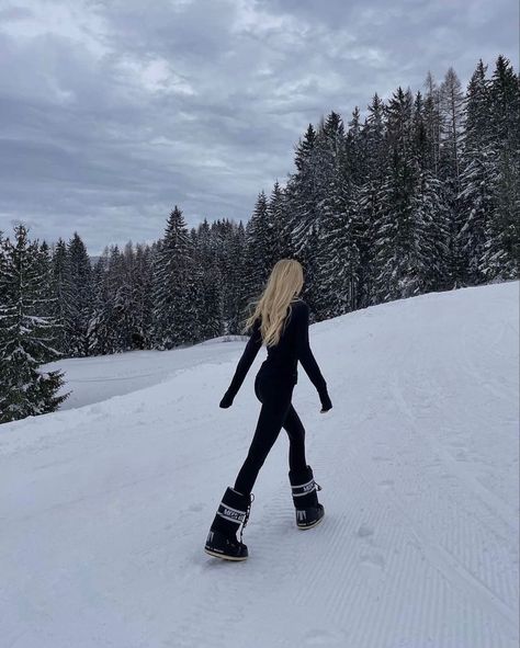 Moon Boots Outfit, Girls Ski Trip, Ski Trip Aesthetic, Mode Au Ski, Apres Ski Outfit, Ski Fits, Snow Fits, Ski Pics, Ski Trip Outfit