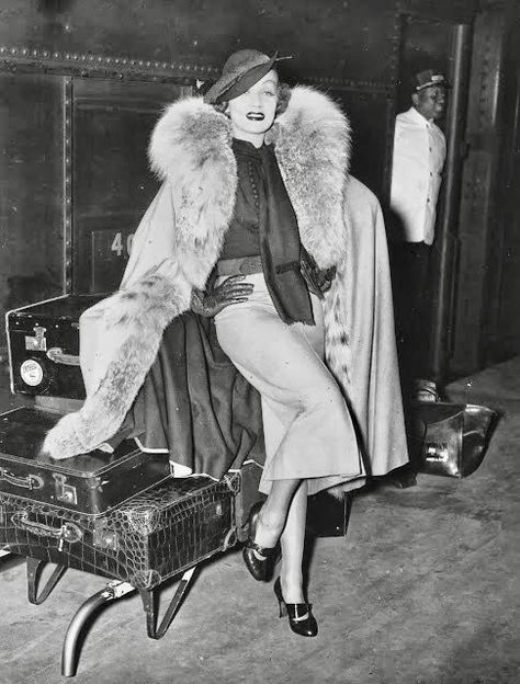 Jean Gabin, Vintage Hollywood Glamour, Mae West, 30s Fashion, Marlene Dietrich, Rita Hayworth, Actrices Hollywood, 1930s Fashion, Vintage Fur