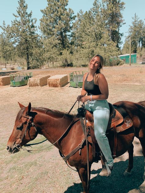 Cute Horseback Riding Outfits Summer, Cute Horseback Riding Outfits, Horseback Riding Outfit Casual, Horseback Riding Outfit, Woman Riding Horse, Country Photos, Horse Riding Aesthetic, Riding Outfits