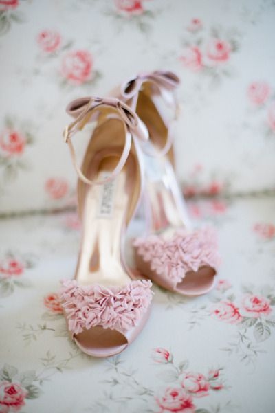 VINTAGE Pink Wedding Shoes, Light Pink Wedding, Gorgeous Shoes, Fabulous Shoes, Carrie Bradshaw, Pretty Shoes, Shoe Obsession, Badgley Mischka, Bridal Shoes