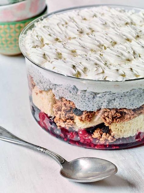 Nadiya Hussain's Breakfast Trifle - The Happy Foodie Breakfast Trifle, Nadiya Hussain Recipes, Yoghurt Breakfast, Nadiya Hussain, Special Breakfast, Trifle Dish, Trifle Recipe, British Bake Off, Great British Bake Off